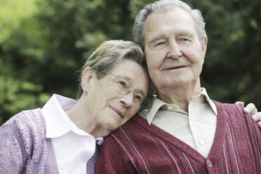 Germany, Cologne, Senior couple sitting in park - JAT000053