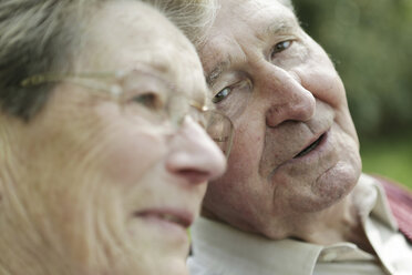 Germany, Cologne, Senior couple sitting in park, close up - JAT000055