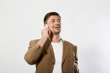 Young man talking on smartphone - MAEF006808