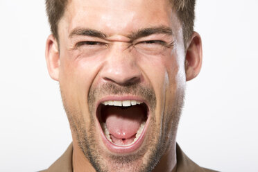 Young man screaming, close up - MAEF006800