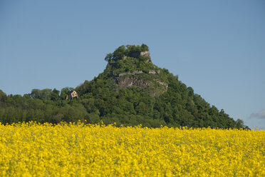 Deutschland, Baden Württemberg, Blick auf Hohenkraehn mit Rapsfeld - BST000071