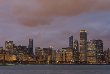 USA, Illinois, Chicago, View of skyline with Lake Michigan - FO005044