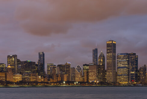 USA, Illinois, Chicago, Blick auf Skyline mit Michigansee - FO005044
