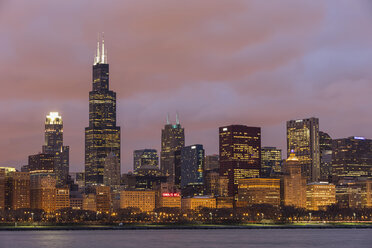 USA, Illinois, Chicago, View of Willis Tower at Lake Michigan - FO005045