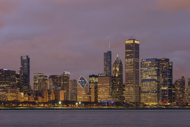 USA, Illinois, Chicago, Blick auf Skyline mit Michigansee - FO005046