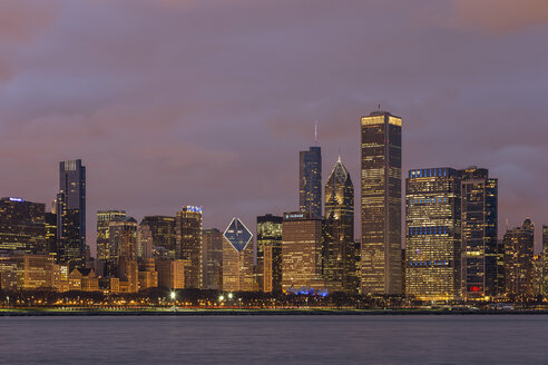 USA, Illinois, Chicago, View of skyline with Lake Michigan - FO005046