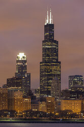 USA, Illinois, Chicago, Blick auf den Willis Tower am Michigansee - FO005047