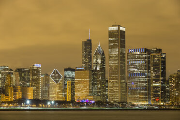 USA, Illinois, Chicago, Blick auf Skyline mit Michigansee - FOF005048