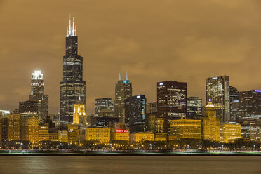 USA, Illinois, Chicago, Blick auf den Willis Tower am Michigansee - FOF005049