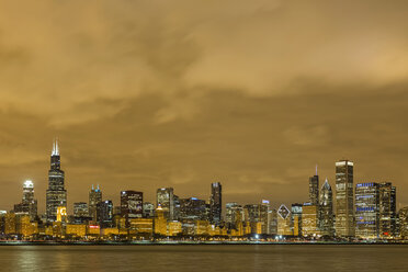 USA, Illinois, Chicago, Blick auf den Willis Tower am Michigansee - FOF005050