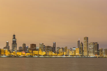 USA, Illinois, Chicago, Blick auf den Willis Tower am Michigansee - FOF005051