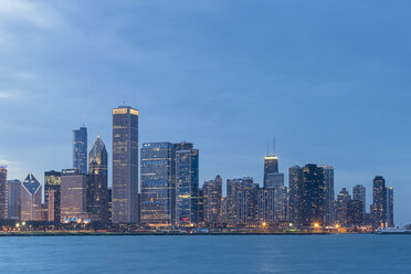 USA, Illinois, Chicago, View of skyline with Lake Michigan - FO005053