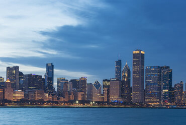 USA, Illinois, Chicago, Blick auf Skyline mit Michigansee - FO005054