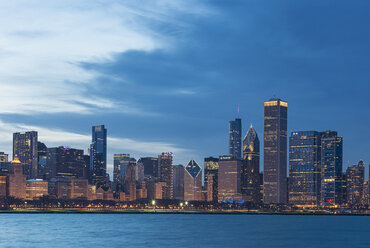 USA, Illinois, Chicago, View of skyline with Lake Michigan - FO005054