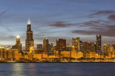 USA, Illinois, Chicago, Blick auf den Willis Tower am Michigansee - FOF005055