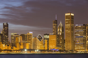 USA, Illinois, Chicago, View of skyline with Lake Michigan - FOF005056