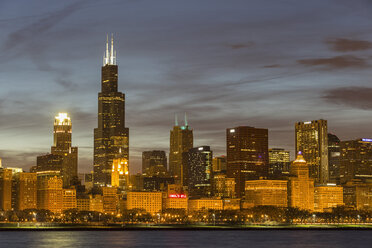 USA, Illinois, Chicago, Blick auf den Willis Tower am Michigansee - FO005057