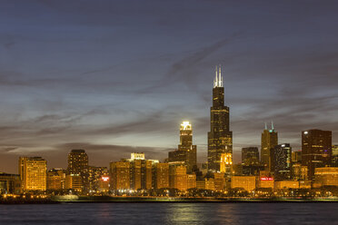 USA, Illinois, Chicago, View of Willis Tower at Lake Michigan - FO005058