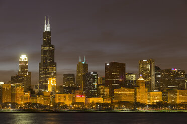 USA, Illinois, Chicago, Blick auf den Willis Tower am Michigansee - FOF005077