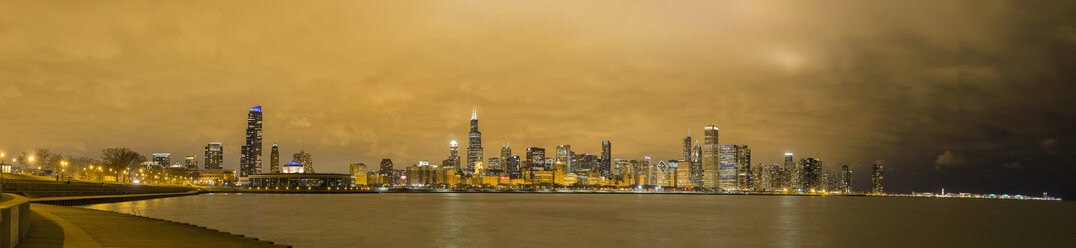 USA, Illinois, Chicago, Blick auf den Willis Tower am Michigansee - FOF005040