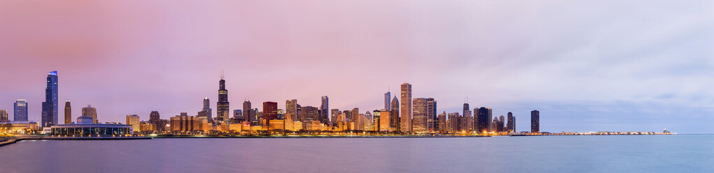 USA, Illinois, Chicago, Blick auf das Shedd Aquarium und den Willis Tower am Michigansee - FO005041