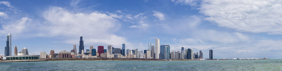 USA, Illinois, Chicago, View of Shedd Aquarium and Willis Tower at Lake Michigan - FOF005042