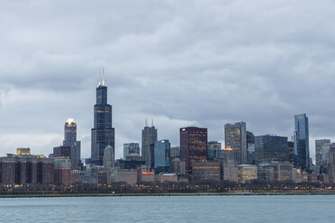 USA, Illinois, Chicago, View of Willis Tower with Lake Michigan - FO005060