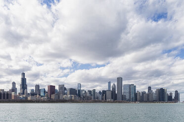 USA, Illinois, Chicago, Blick auf den Willis Tower mit Michigansee - FO005061