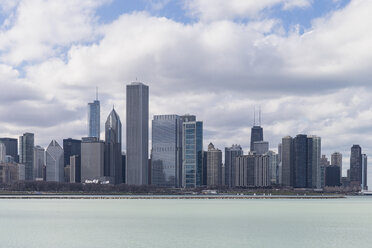 USA, Illinois, Chicago, View of skyline with Lake Michigan - FOF005078