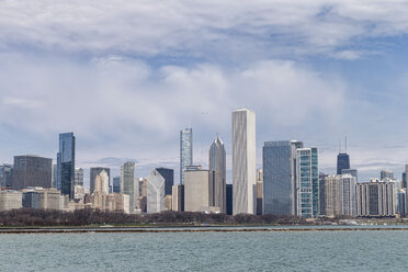 USA, Illinois, Chicago, View of skyline with Lake Michigan - FOF005063