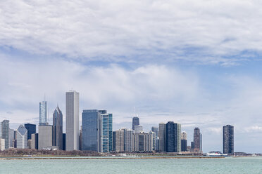 USA, Illinois, Chicago, View of Willis Tower with Lake Michigan - FOF005064