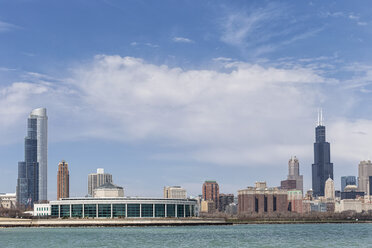 USA, Illinois, Chicago, Blick auf das Shedd Aquarium und den Willis Tower mit dem Michigansee - FO005065
