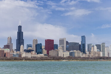 USA, Illinois, Chicago, Blick auf den Willis Tower mit Michigansee - FO005066