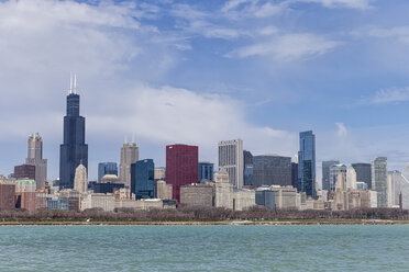 USA, Illinois, Chicago, View of Willis Tower with Lake Michigan - FO005066