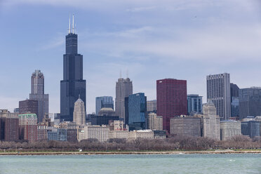 USA, Illinois, Chicago, Blick auf den Willis Tower mit Michigansee - FO005067