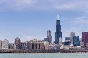 USA, Illinois, Chicago, View of Willis Tower with Lake Michigan - FO005068