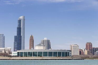 USA, Illinois, Chicago, Blick auf das Shedd Aquarium und den Willis Tower mit dem Michigansee - FO005069