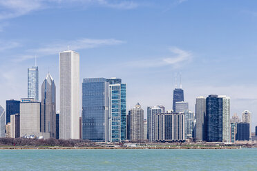 USA, Illinois, Chicago, Blick auf Skyline mit Michigansee - FOF005072