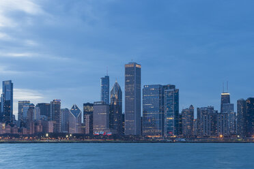 USA, Illinois, Chicago, View of skyline with Lake Michigan - FO005074