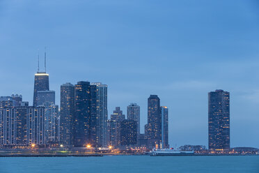 USA, Illinois, Chicago, Blick auf die Skyline und den Navy-Pier am Michigansee - FO005075