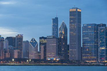 USA, Illinois, Chicago, View of skyline with Lake Michigan - FO005076