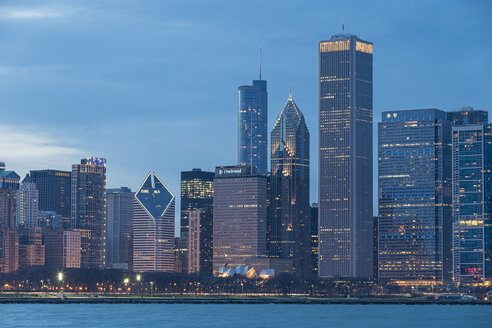 USA, Illinois, Chicago, Blick auf Skyline mit Michigansee - FO005076
