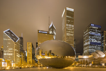 Vereinigte Staaten, Illinois, Chicago, Blick auf Cloud Gate und Millennium Park - FO005126