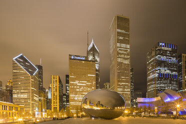 Vereinigte Staaten, Illinois, Chicago, Blick auf Cloud Gate und Millennium Park - FOF005129