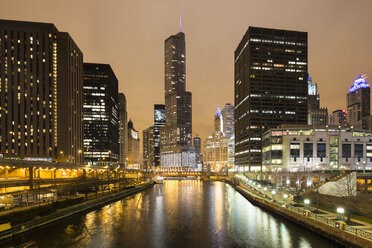 United States, Illinois, Chicago, View of Skyscraper along Chicago River - FOF005131