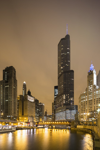 Vereinigte Staaten, Illinois, Chicago, Blick auf Wolkenkratzer entlang des Chicago River, lizenzfreies Stockfoto