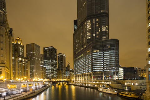 Vereinigte Staaten, Illinois, Chicago, Blick auf Wolkenkratzer entlang des Chicago River, lizenzfreies Stockfoto