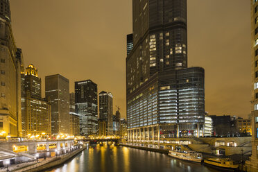 United States, Illinois, Chicago, View of Skyscraper along Chicago River - FOF005133