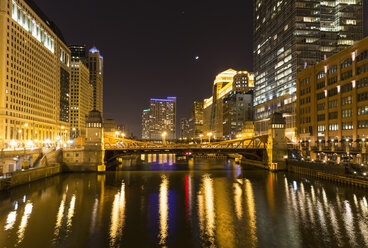 Vereinigte Staaten, Illinois, Chicago, Blick auf Wolkenkratzer entlang des Chicago River - FO005134