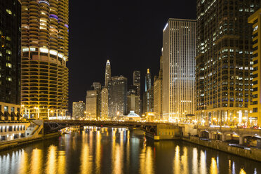 United States, Illinois, Chicago, View of Skyscraper along Chicago River - FO005135